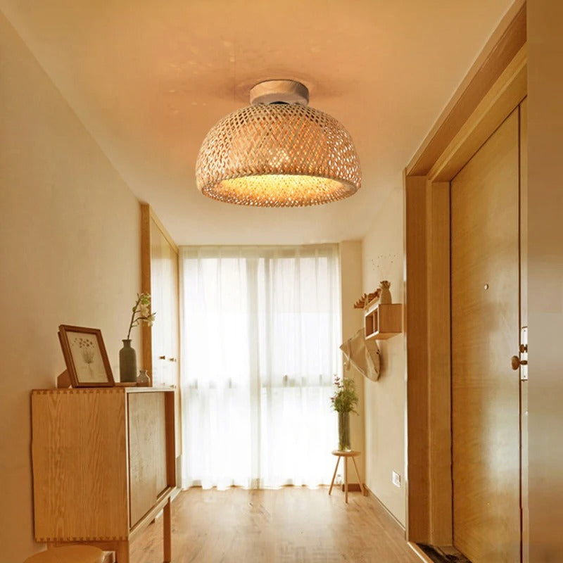 Luminaire plafonnier en bambou et rotin avec base en bois - Néphélè