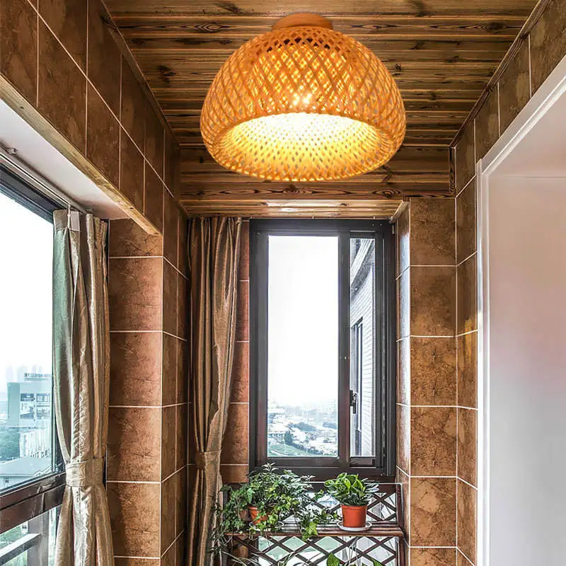Luminaire plafonnier en bambou et rotin avec base en bois - Néphélè