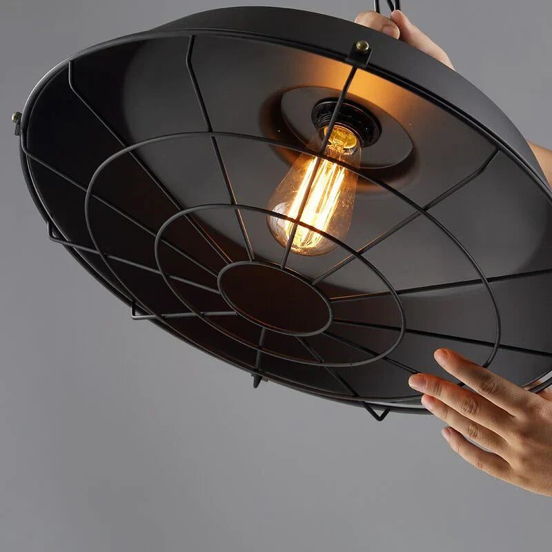 Suspension industrielle noire en fer - Isara